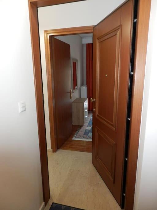 Your Cozy Six Street Apartment Larissa Bagian luar foto